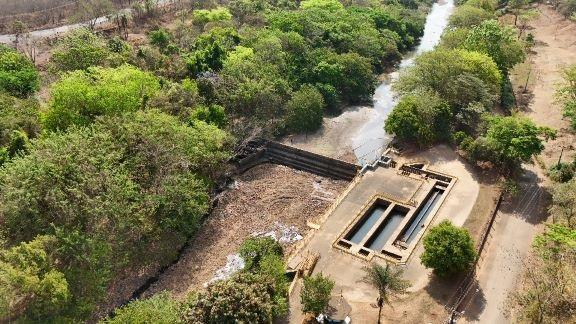 Com baixa quantidade de água, o volume de areia na represa aparece e mostra a necessidade de desassoreamento (Foto/Divulgação)