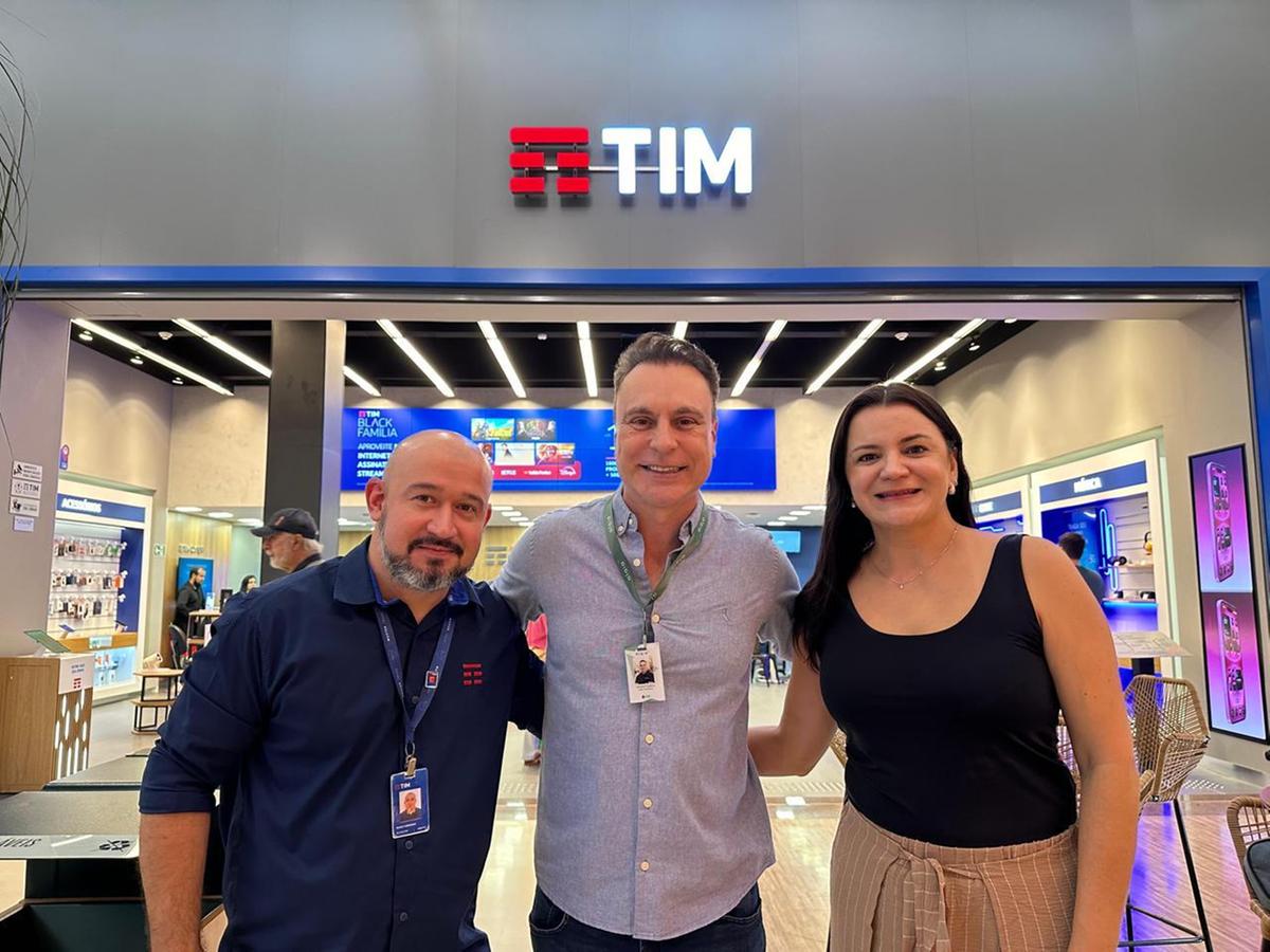 Superintendente Fabiano Guerra leva o abraço de boas-vindas da Alqia/Shopping Uberaba à equipe da loja TIM, reinaugurada nesta quinta-feira, em espaço nobre e ampliado (Foto/Divulgação)