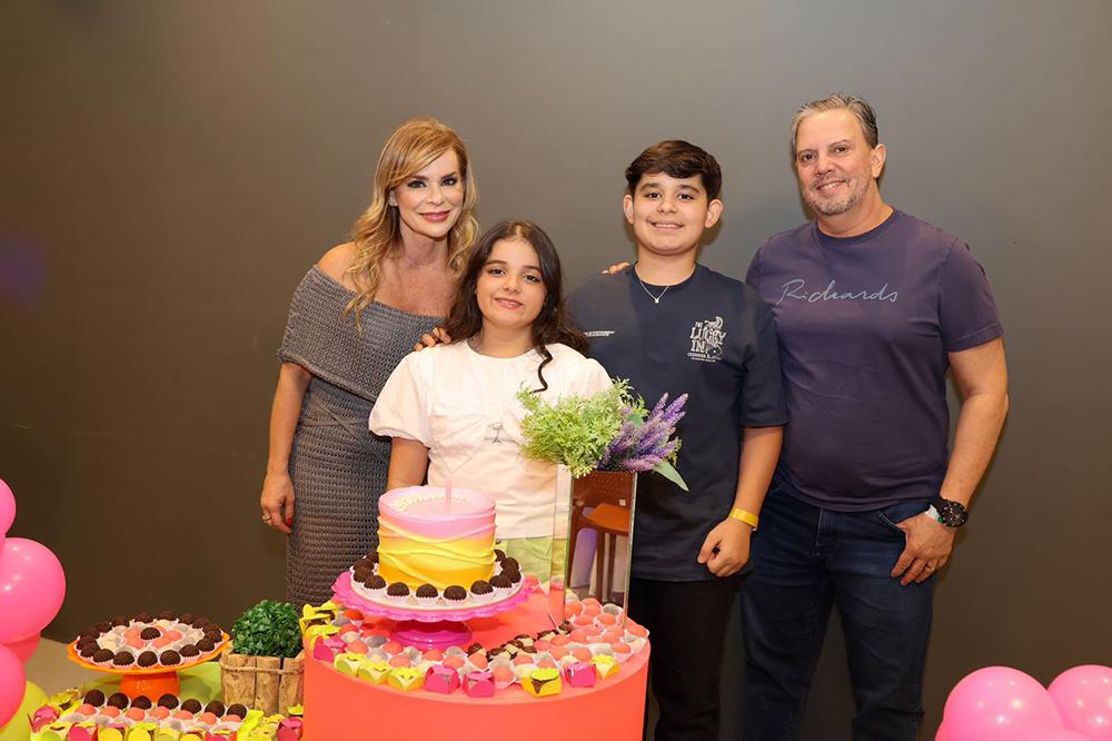 Valeska e Valter Moreno comemoraram os 11 anos da filha Valentina Carvalho Ramos Azer que contou com a ajuda do irmão, Felipe Sérvio para bem receber e se divertir a valer em seu B-day (Foto/Paulo Lúcio)