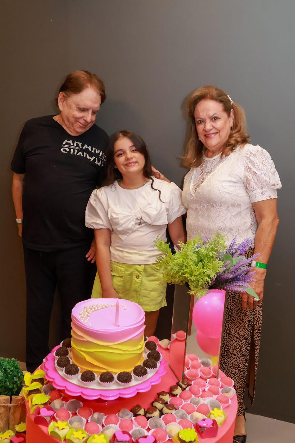 Valentina entre os avós Hugo e Vanilda Carvalho (Foto/Paulo Lúcio)