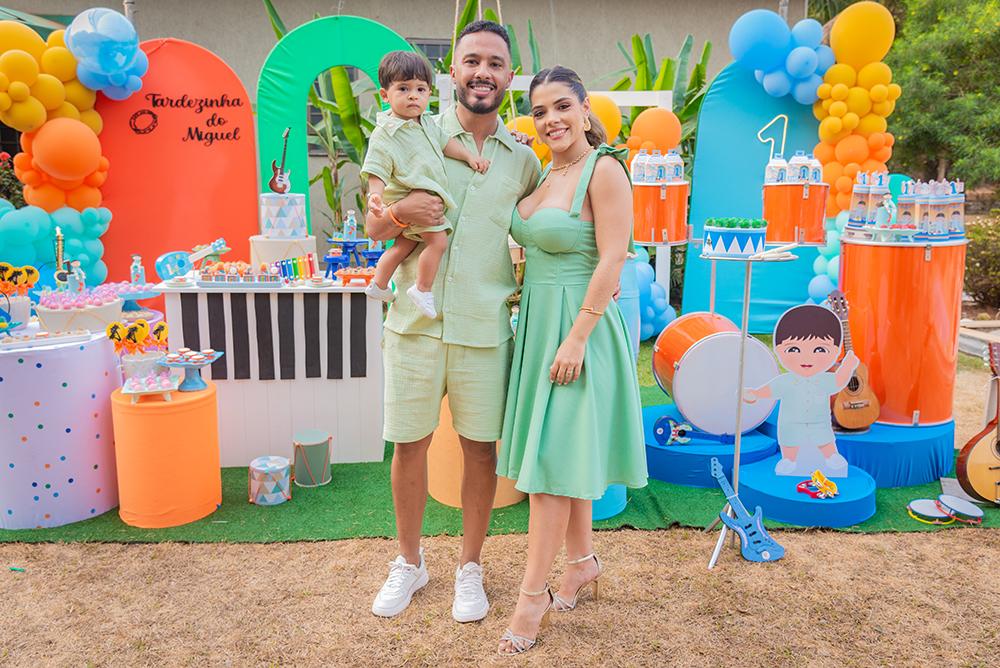 A Tardezinha do Miguel, foi pura alegria e diversão, na foto o pequeno com os pais, Arthur Vinícius Manso Ribeiro e Júlia Borges Fontoura Cazaroti (Foto/Bruno Rabelo)