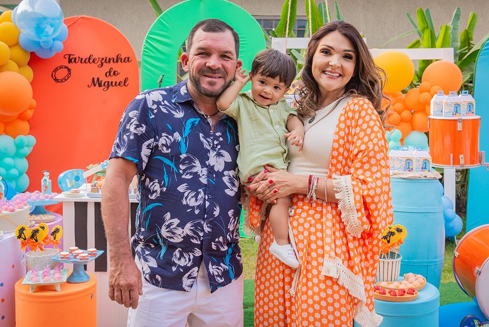 Miguel com os avós maternos, Fabiano da Silva e Tharita Borges Fontoura (Foto/Bruno Rabelo)