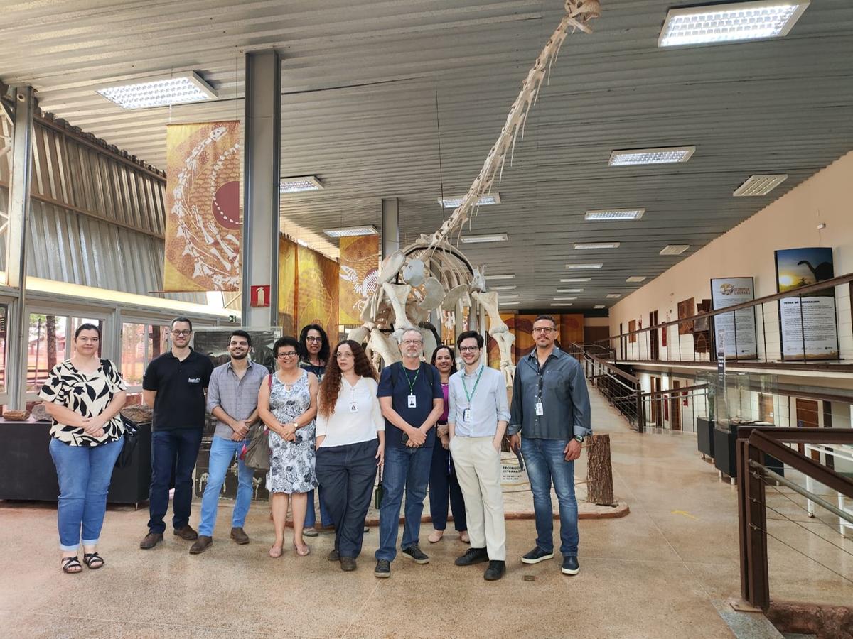 Equipes do Iphan e da UFTM, em Peirópolis, em visita à estação de trem, onde funciona o Museu dos Dinossauros (Foto/Divulgação)