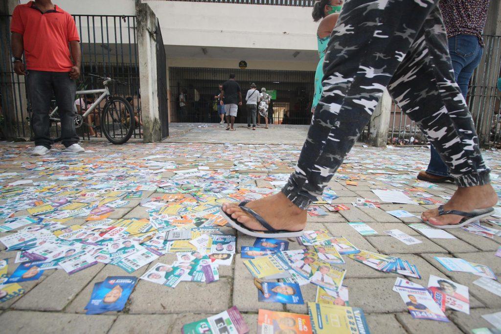 O derramamento de santinhos nas ruas da cidade é prática proibida e passível de punição de quem está praticando e de candidato e será fiscalizado hoje (Foto/Reprodução)