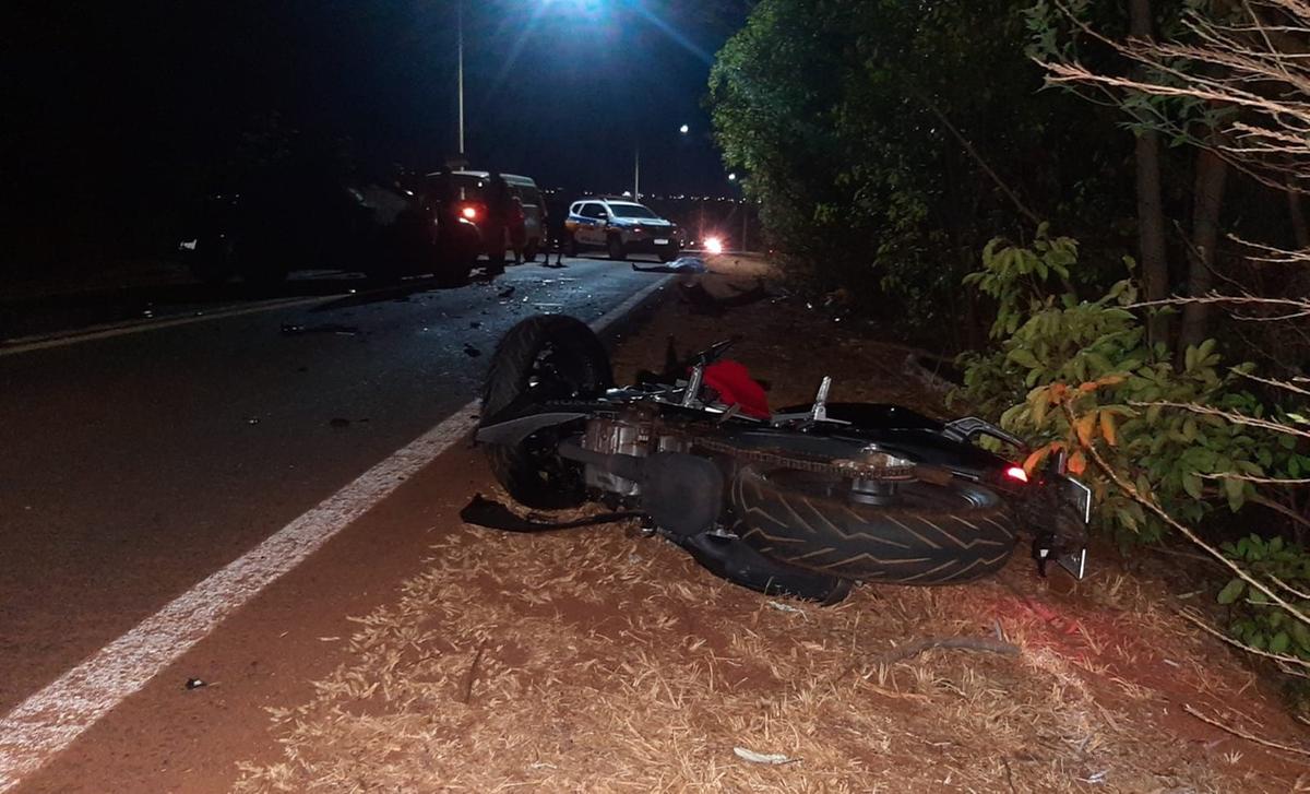 O carro sofreu danos e a moto ficou caída à margem da rodovia e com a frente destruída, enquanto o piloto foi arremessado a alguns metros de distância (Foto/Divulgação)