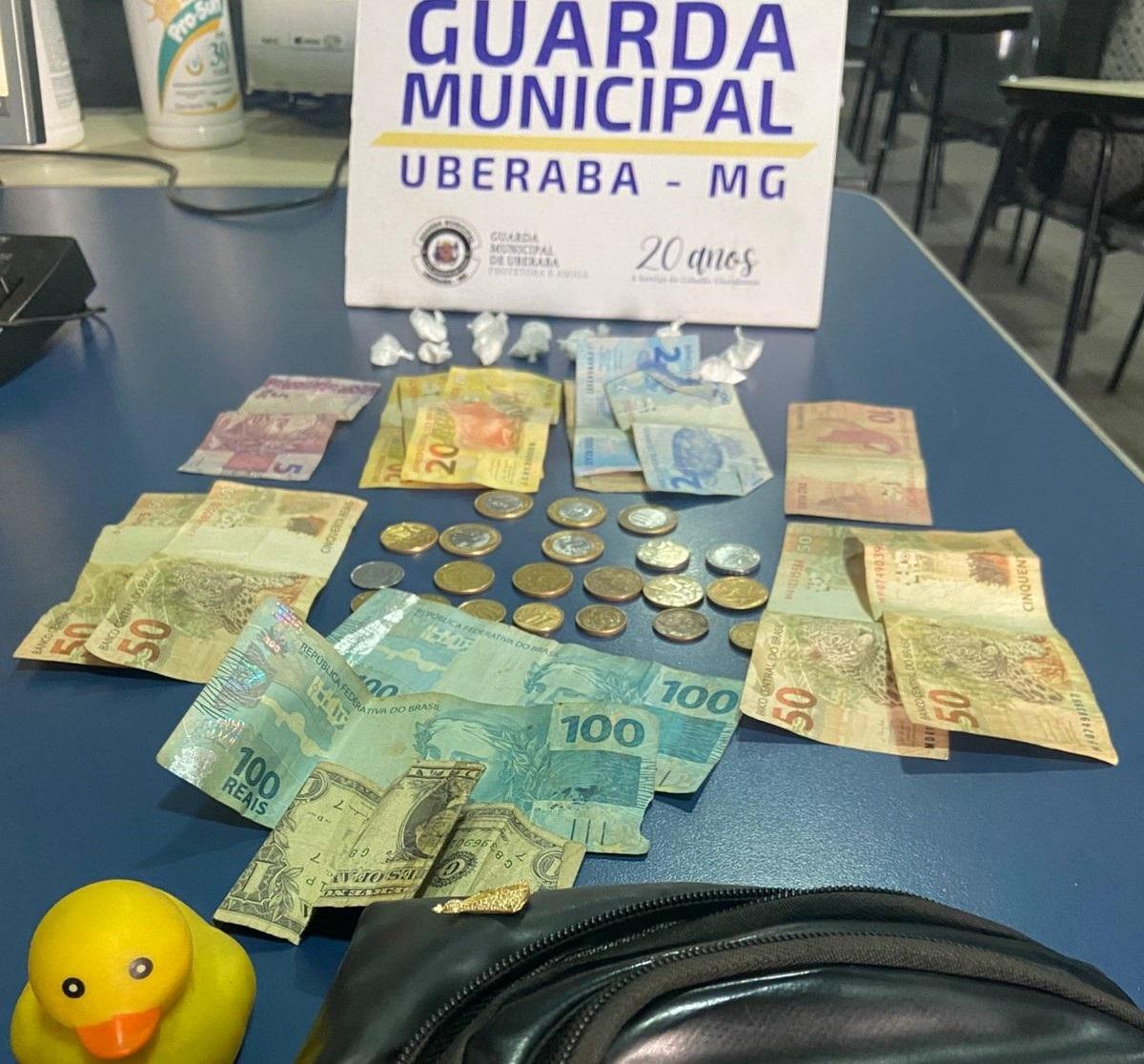 Dinheiro e porções de cocaína prontas para a venda, encontrados com o suspeito no bairro Abadia (Foto/Divulgação)