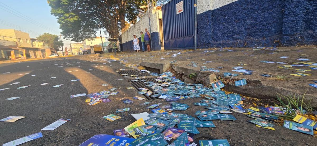 Câmeras espalhadas na cidade podem ser usadas para fiscalizar derramamento de santinhos na porta de locais de votação em Uberaba (Foto/Reprodução)