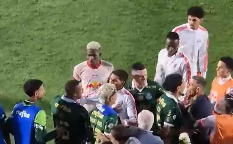 A confusão começou entre o técnico do Braga Pedro Caixinha  discutindo com João Martins, auxiliar de Abel Ferreira (Foto/Reprodução TNT)