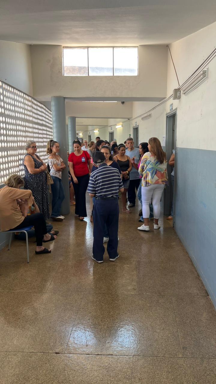 Eleitores aguardam substituição de urna na Escola Estadual Marechal Humberto de Alencar Castelo Branco (Foto/David Tschaikowsky)