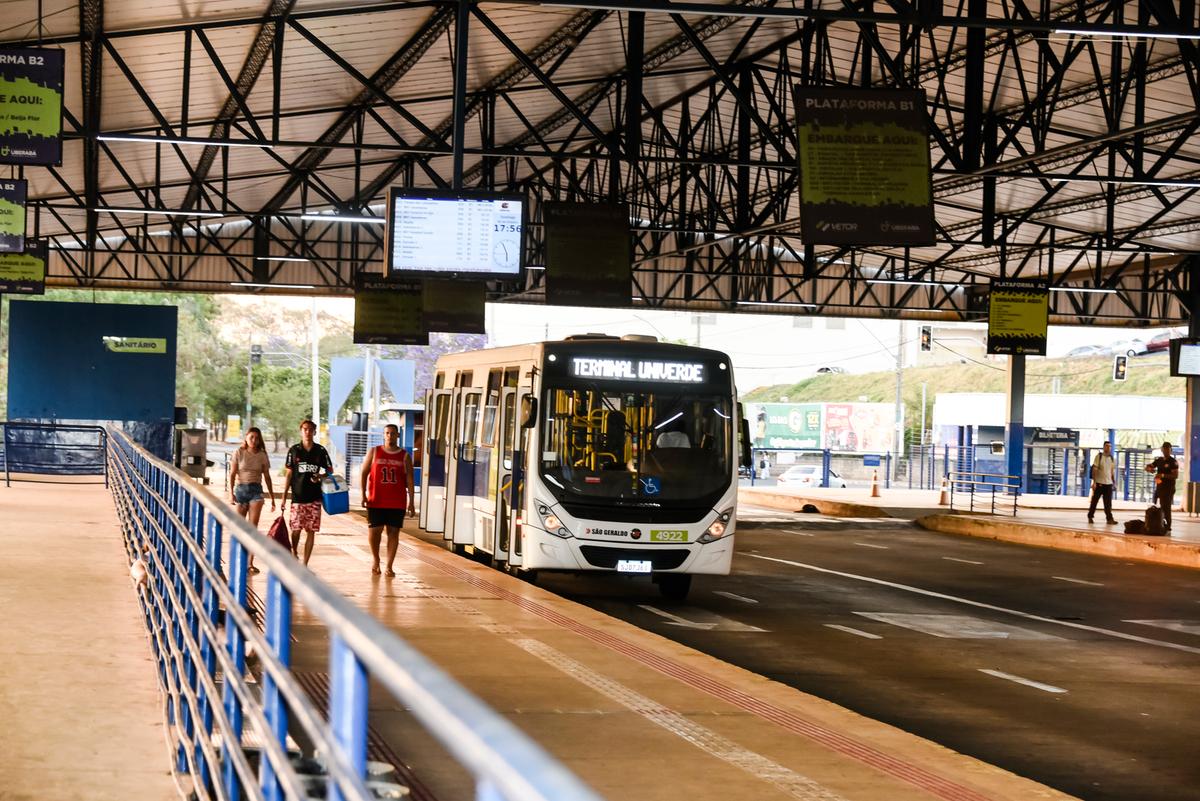 Movimentação nos terminais do transporte coletivo urbano não foi muito diferente da dos demais domingos (Foto/Francis Prado)