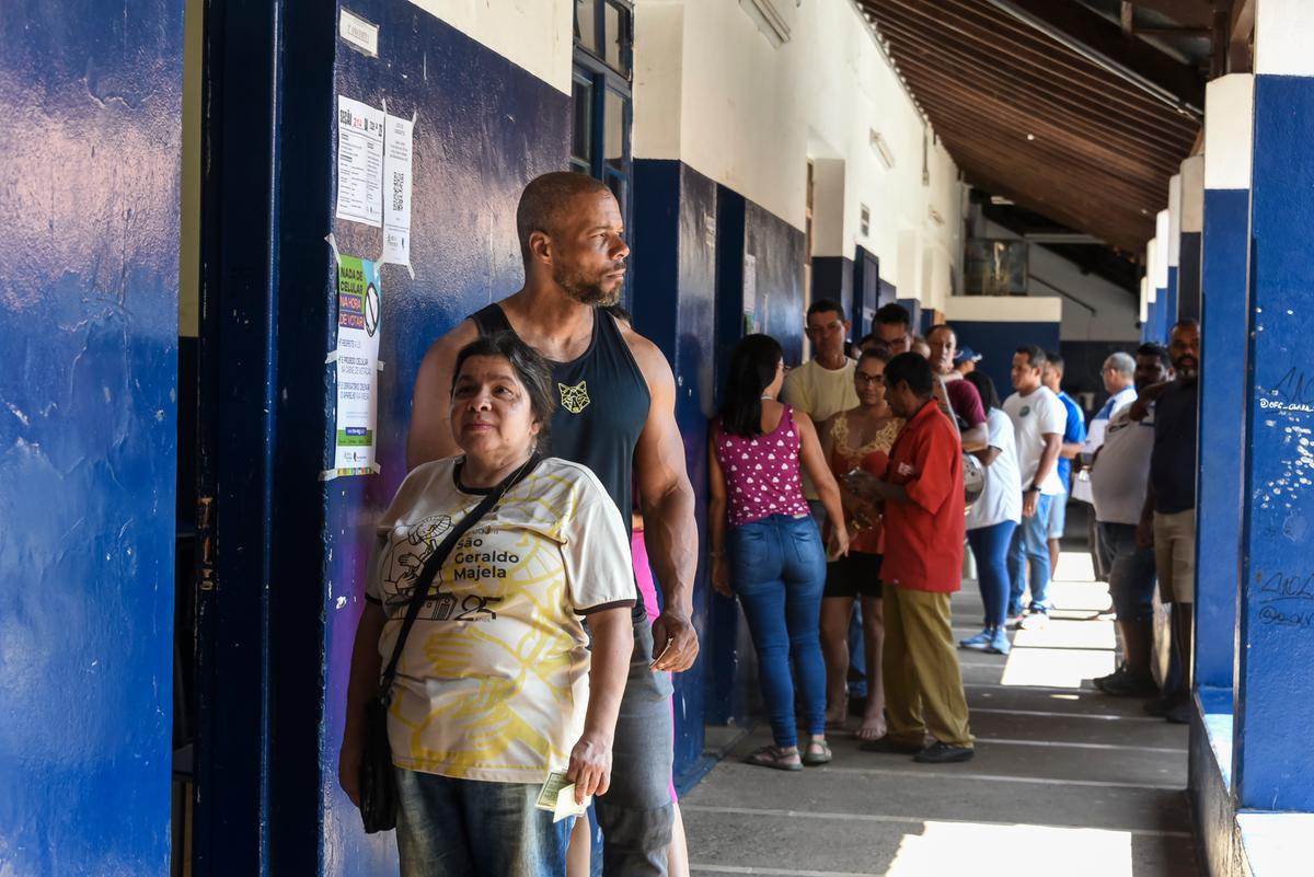 Eleitores na Escola Henrique Kruger (Foto/Francis Prado)