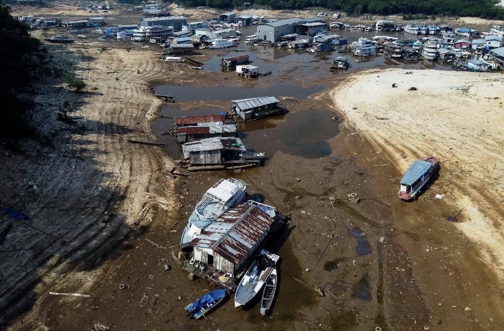 Na seca, barcos não conseguem navegar pelo rio Negro (Foto/MICHAEL DANTAS/AFP)