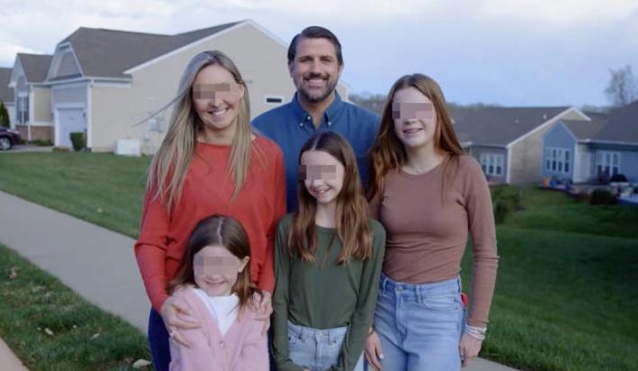 Derrick Anderson posa com família de amigo em vídeo de campanha política (Foto/Reprodução/YouTube)