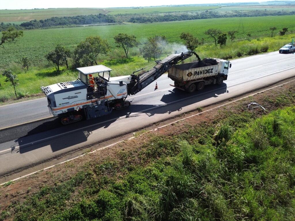 A concessionária, além de sinalização horizontal e vertical, está promovendo a recuperação funcional do pavimento (Foto/Divulgação)