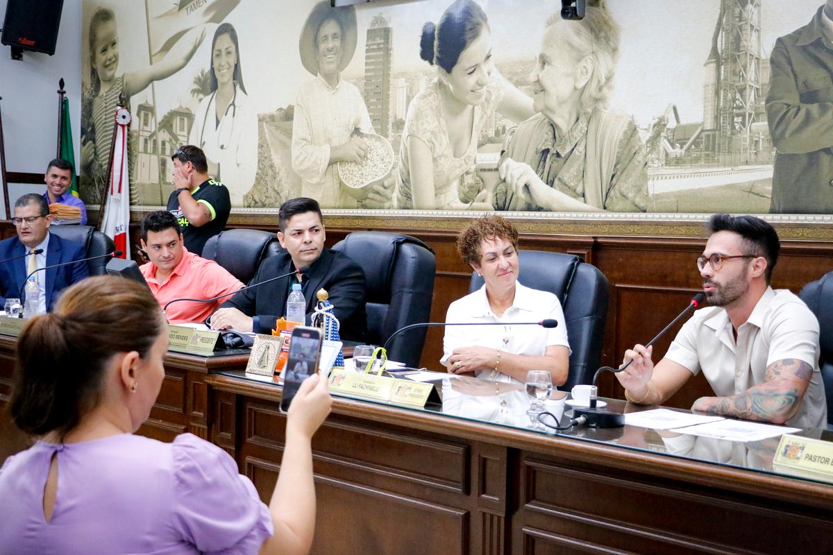 Os futuros vereadores Diego Sousa Rodrigues e Thiago Mariscal estiveram nesta segunda na Câmara Municipal e falaram durante a sessão (Foto/Rodrigo Garcia/CMU)