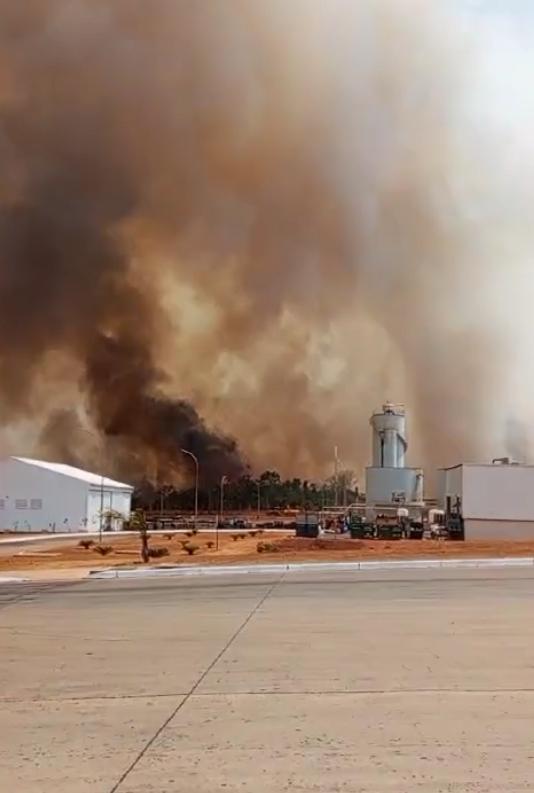 Além do incêndio no canavial, outro foco de fogo surgiu do outro lado da pista, a cerca de dois quilômetros da rodovia, onde um caminhão do Corpo de Bombeiros está combatendo as chamas (Foto/Reprodução)