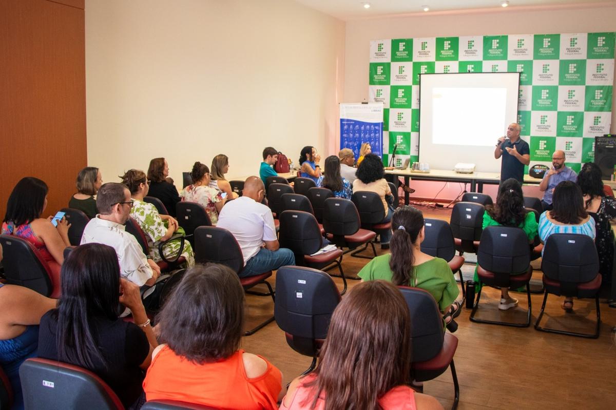 O programa é uma capacitação com minicursos liderados por profissionais do Programa de Assessoria Técnica do Instituto Nacional de Educação de Surdos (Foto/Divulgação)