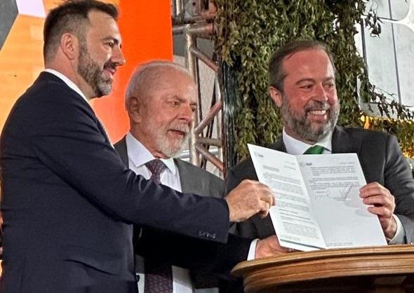 O empresário Erasmo Carlos Battistella com o presidente Lula e o ministro Alexandre Silveira, das Minas e Energia (Foto/Divulgação)