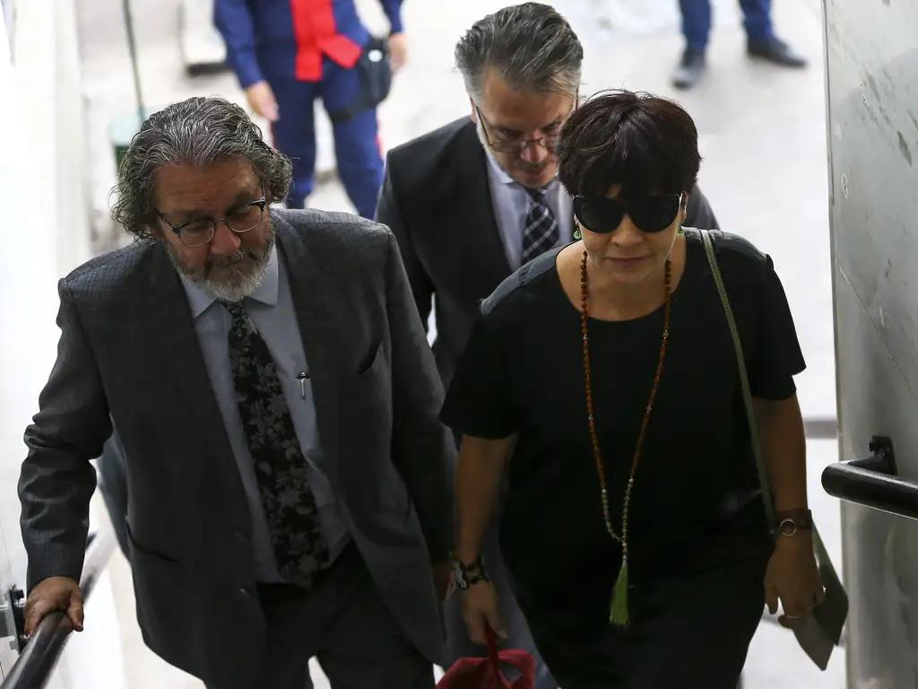 A arquiteta Adriana Villela, e seu advogado, Antônio Carlos de Almeida Castro, o Kakay, chegam ao Tribunal de Justiça do Distrito Federal para o julgamento do ‘Crime da 113 Sul’ (Foto/Marcelo Camargo/Agência Brasil)