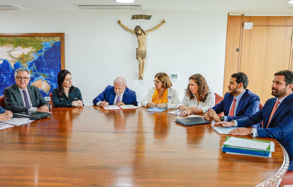 Presidente Lula assinou nova lei em encontro com as ministras Cida Gonçalves, das Mulheres, Esther Dweck, da Gestão e Inovação e Simone Tebet, do Orçamento (Foto/Ricardo Stuckert/PR)