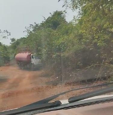 No vídeo é possível ver que dois caminhões extraem água de um trecho de um rio, identificado como o Uberaba pelo denunciante (Foto/Reprodução)