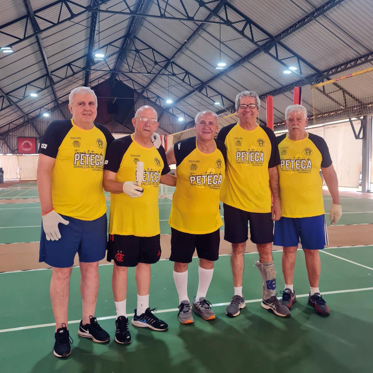 Jockey Clube de Uberaba é point nestes dias quentes e ensolarados, tanto nas piscinas quanto nas quadras, na foto, turma veterana da peteca, Ivan Prata, Luciano Cartafina, Lemes Santiago, Gabriel Resende e Á lvaro (Foto/Paulo Lucio)