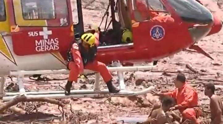 Sargento Welerson, de capacete amarelo, realiza resgate transmitido ao vivo pela TV Record (Foto/Reprodução)