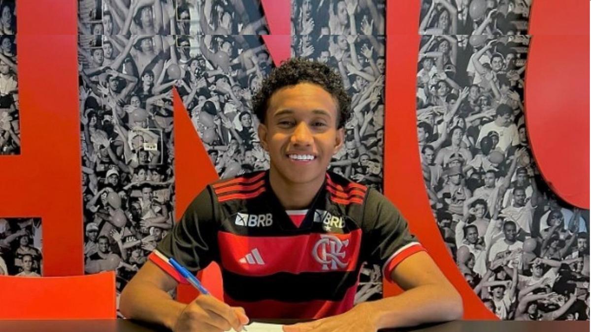 Enzo, de 16 anos, está no sub-17 do Flamengo, mas tem jogado no sub-16 também (Foto/Reprodução de Instagram)