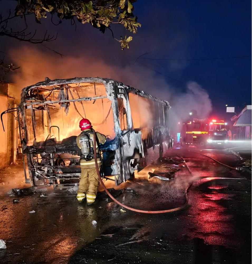 Ônibus incendiado em Uberlândia (Foto/CBMMG/Divulgação)