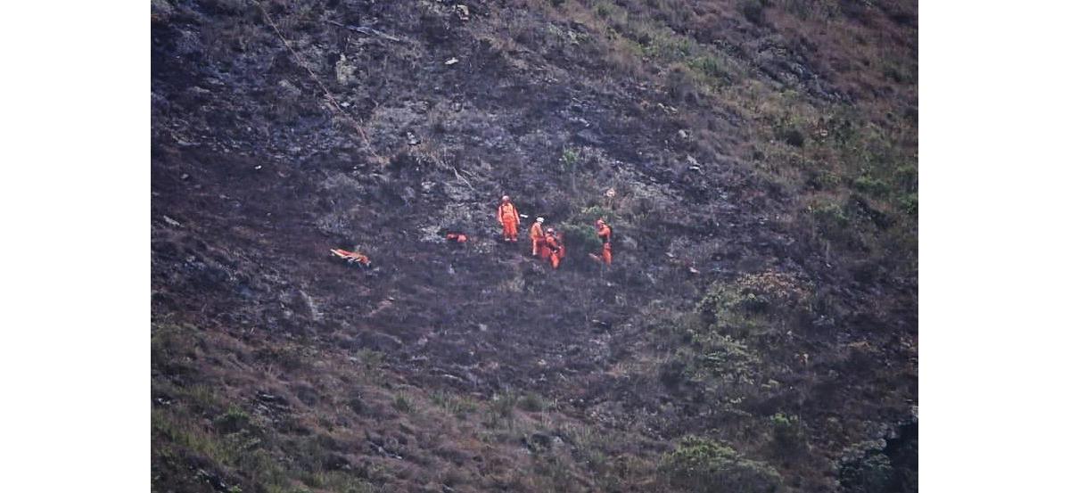 Bombeiros fazem buscas em local onde caiu o helicóptero da corporação (Foto/Alex de Jesus/O TEMPO)