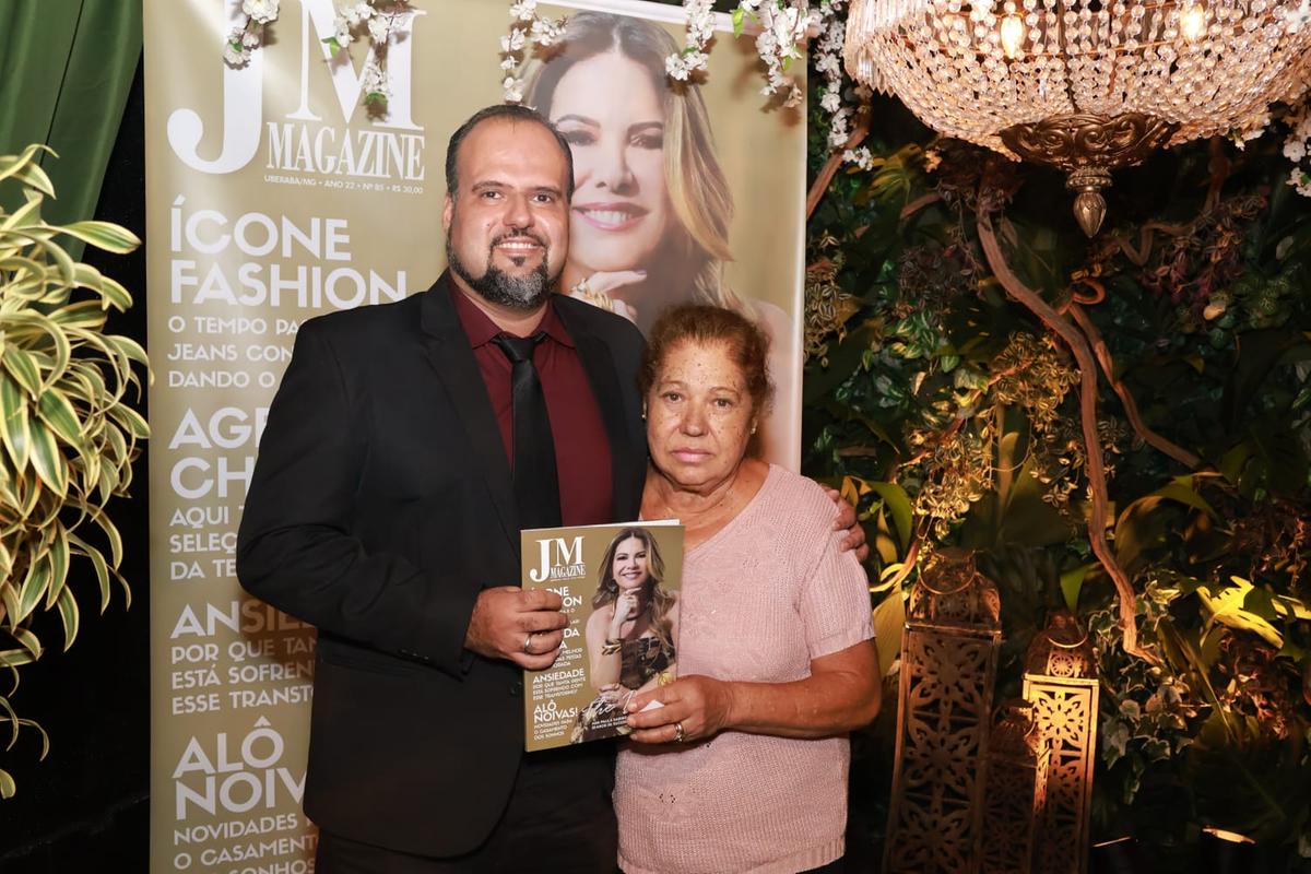 Dr. Rodrigo Silveira, um dos profissionais de destaque desta edição da<strong> JM Magazine</strong>, muito bem acompanhada pela por sua mãe, Nezita Silveira na festa de lançamento da revista que movimentou a cidade na última semana (Foto/Paulo Lúcio)