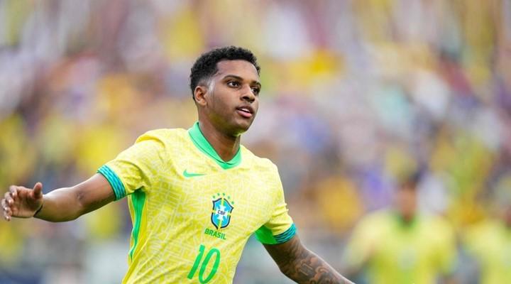 Rodrygo ainda está devendo com a camisa da Seleção Brasileira (Foto/Getty Images North America via AFP)