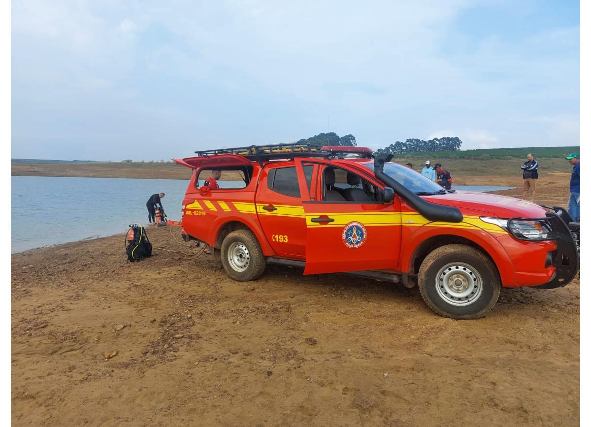 O homem socorreu os meninos e os empurrou para um local seguro (Foto/Corpo de Bombeiros/Divulgação)