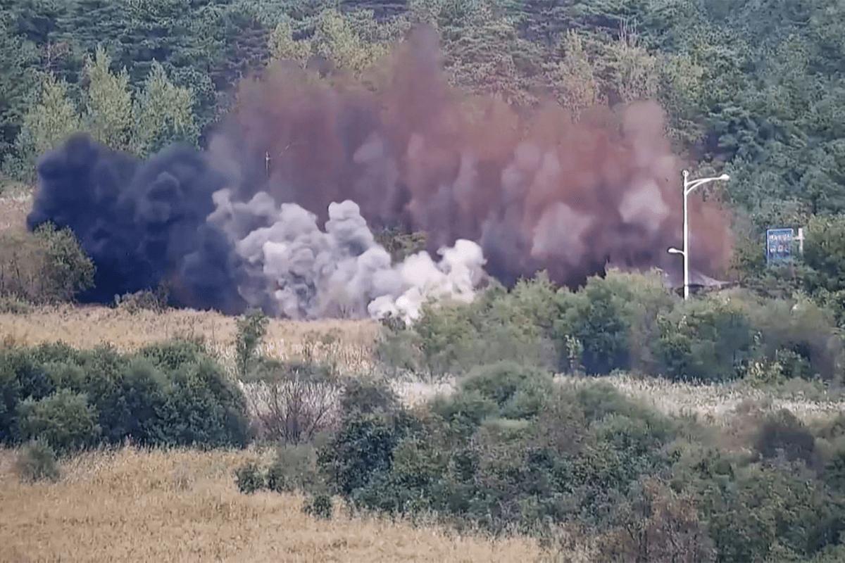 Explosão de estradas na Coreia do Norte (Foto/Ministério da Defesa da Coreia do Norte/AFP)