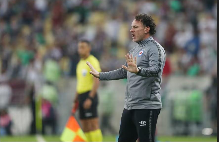 Gabriel Milito relacionou apenas quatro titulares e chamou jogadores da base (Foto/Eurásia Sport Images/Getty Images South America)