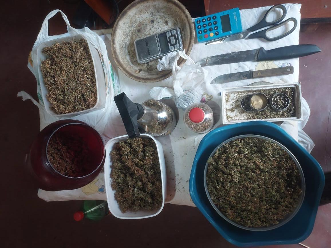 Maconha e outros itens suspeitos foram encontrados pela polícia na residência do suspeito (Foto/Divulgação)