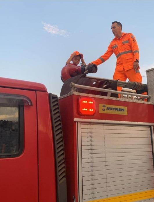 Gabriel conheceu todos os detalhes doveículo do Corpo de Bombeiros (Foto/Divulgação)