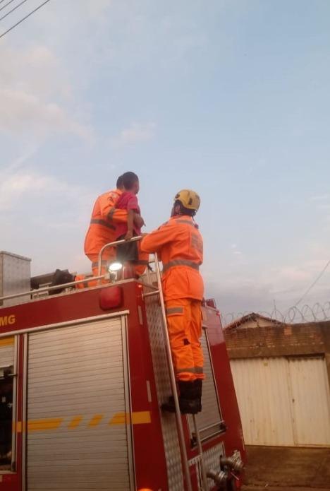 O pequeno Gabriel pôde dar uma volta no caminhão do Corpo de Bombeiros no dia do seu aniversário (Foto/Divulgação)