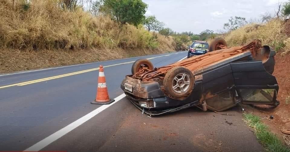 O carro parou no acostamento da via com as rodas para cima e com diversos danos e o motorista sofreu lesões e traumas de tórax e abdômen (Foto/Divulgação)