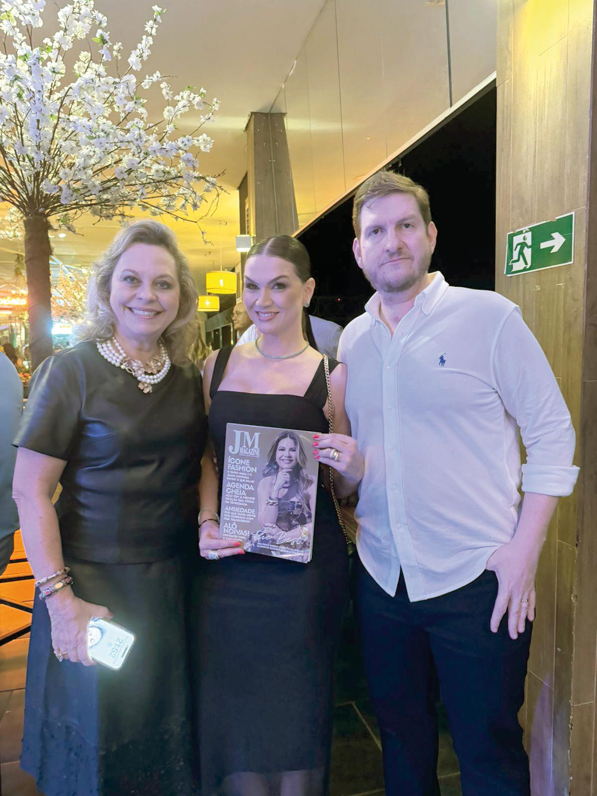 O querido casal Daniel Franco e Flávia marcou presença no lançamento da 85ª edição da revista <strong>JM Magazine</strong> e foram clicados ao lado de Lídia Prata Ciabotti (Foto/Arquivo pessoal)