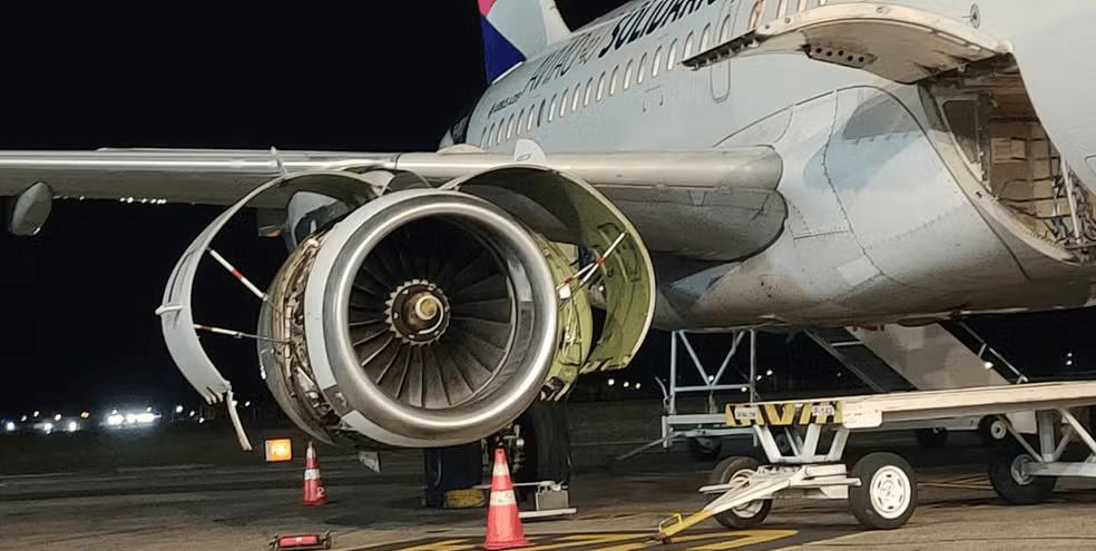 Avião da Latam no Aeroporto de Uberlândia após retornar (Foto/Divulgação)