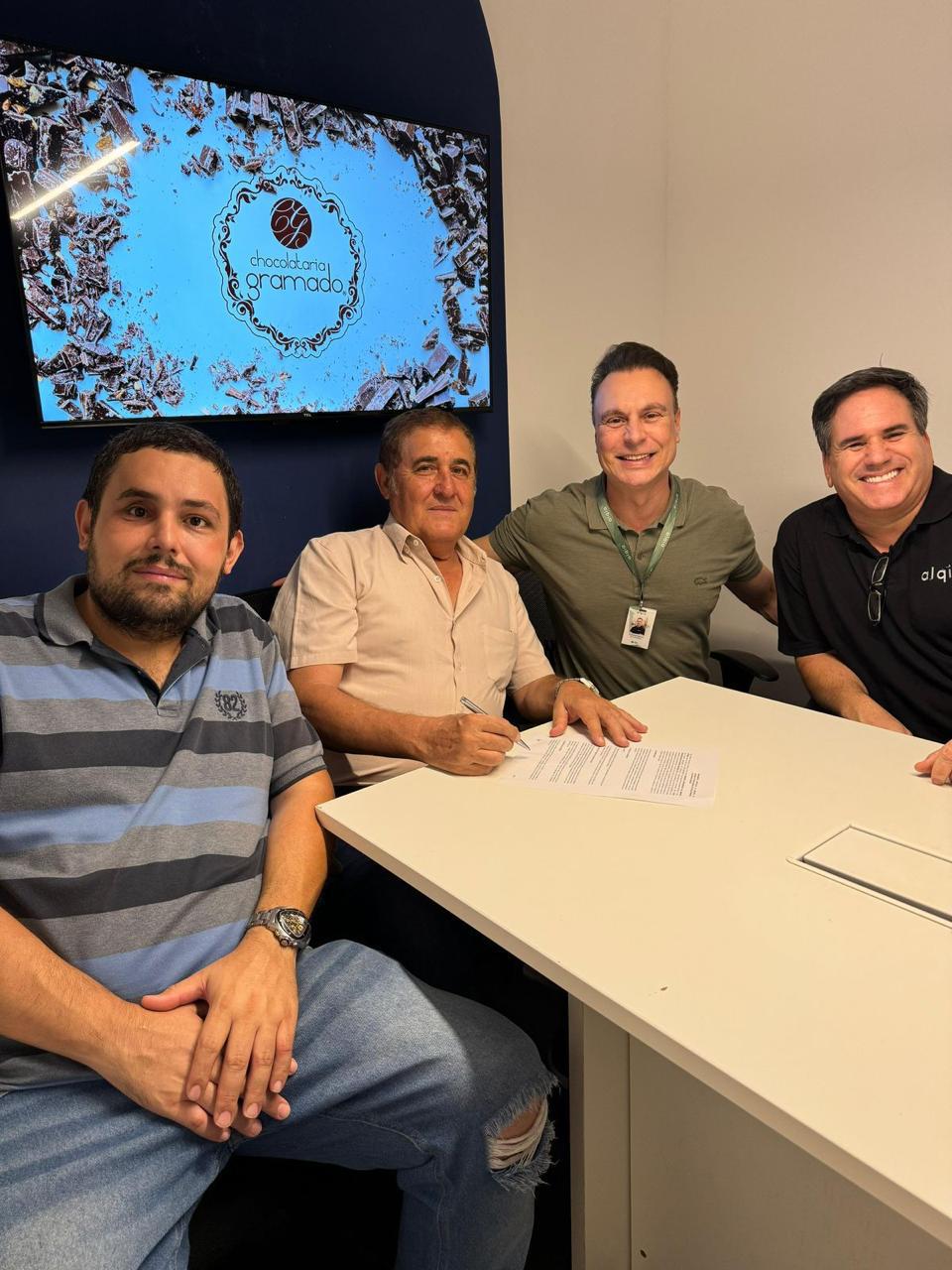 Os franqueados Pedro Henrique Roso de Souza e Osvaldo de Souza Melo com o superintendente do Shopping Uberaba, Fabiano Guerra, e o executivo comercial Luís Fernando Gobbo, no ato de assinatura do contrato com a Chocolataria Gramado (Foto/Divulgação)