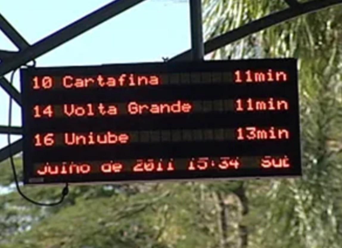 Os painéis, instalados em diversos pontos, informam o tempo de chegada dos ônibus de cada linha (Foto/Reprodução)