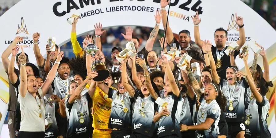 O Corinthians ampliou sua hegemonia no futebol feminino ao erguer o troféu da Libertadores pela quinta vez (Foto/Daniel Duarte/AFP/CP)