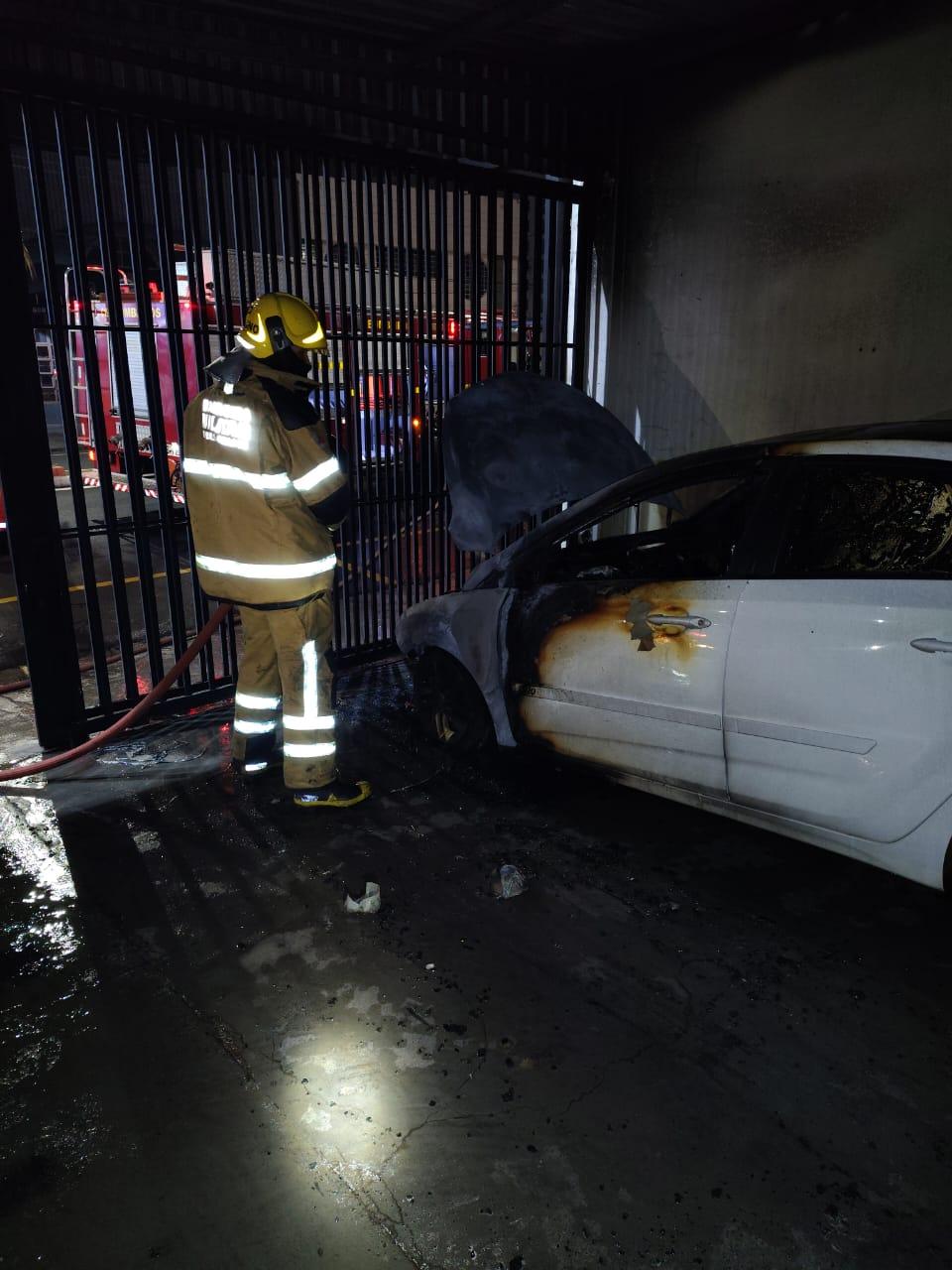 O incêndio estava concentrado principalmente em um veículo Hyundai HB20, que sofreu sérios danos (Foto/Divulgação)