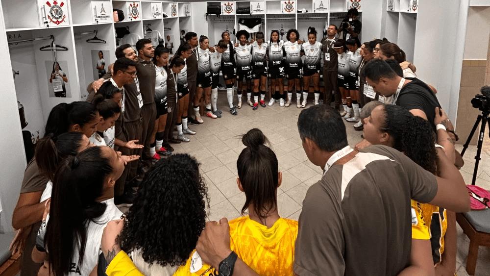 As jogadoras falam sobre a falta de divulgação, mudança de sede de última hora, campos ruins, jogos a cada três dias e falta de estrutura (Foto/Corinthians)