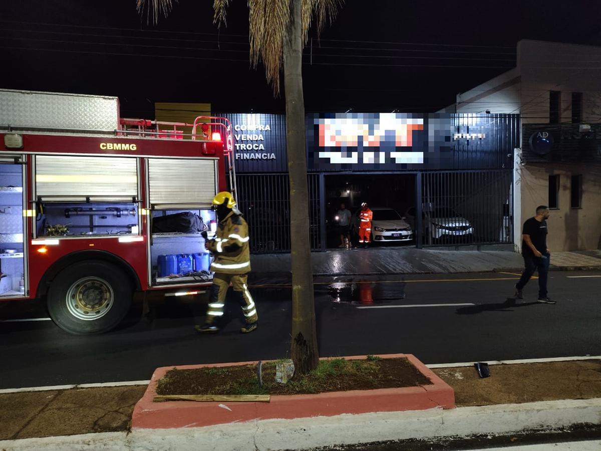 Bombeiros tiveram de arrombar cadeados para terem acesso ao interior da garagem e promoverem o combate às chamas que atingiram dois veículos (Foto/Divulgação)