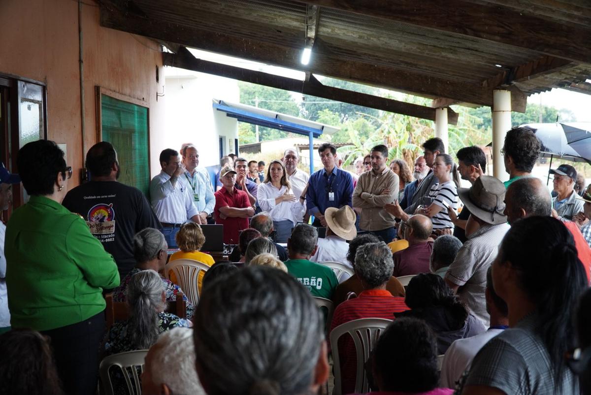 Prefeita Elisa Araújo esteve nesta segunda na comunidade rural de São Basílio com o secretário do Agronegócio, representante da Cemig e coordenação do Procon (Foto/Divulgação)