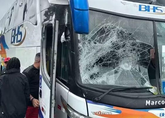 De acordo com a SSP, dois policiais ficaram feridos e sete veículos foram danificados (Foto/Agência Futebol Interior)