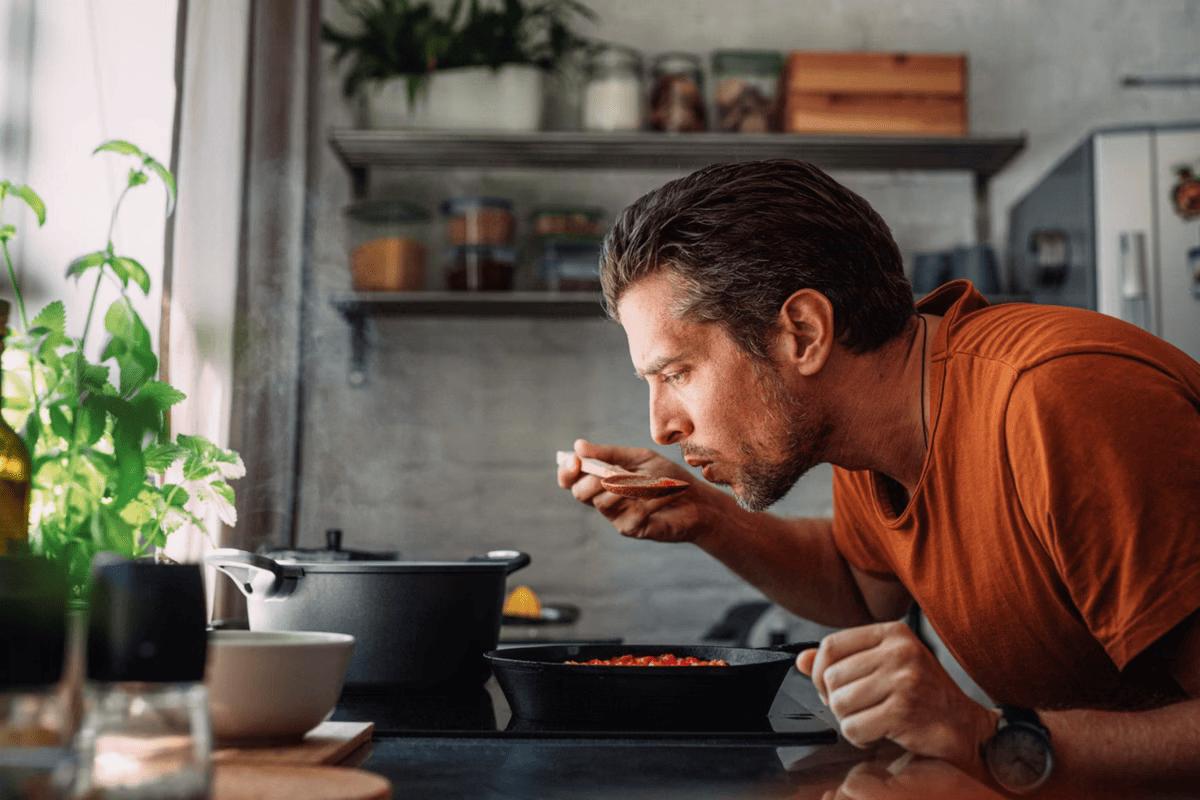 Pesquisa apontou que o Brasil é o país cujos habitantes passam mais tempo cozinhando (Foto/Miniseries/iStockphoto)